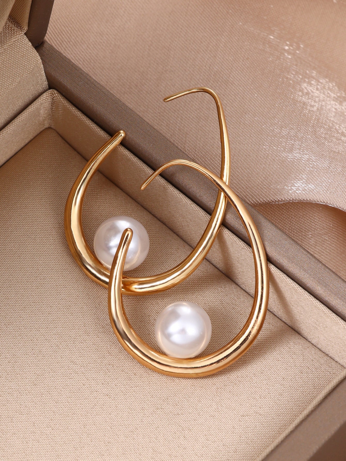 Small And Minimalist Water Droplet Inlaid Pearl Curved Hook Earrings With A Cool And Stylish Temperament, Versatile And Versatile